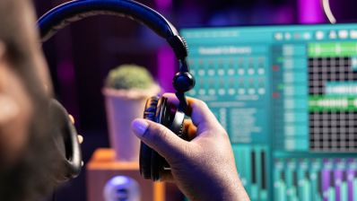 cascos para escuchar el sonido de los textos de un PDF.