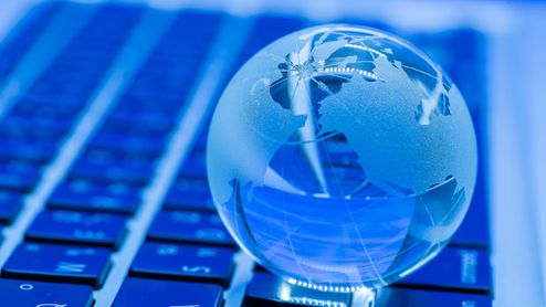 Globo terráqueo sobre un teclado e Internet.