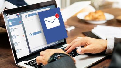 Mensajes de correo electrónico en pantalla usando un portátil.