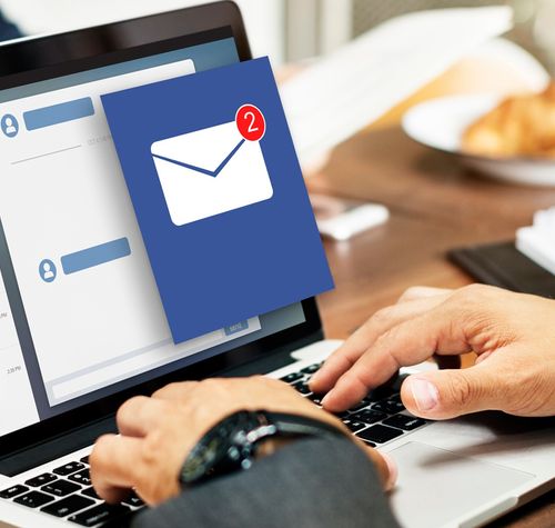 Mensajes de correo electrónico en pantalla usando un portátil.