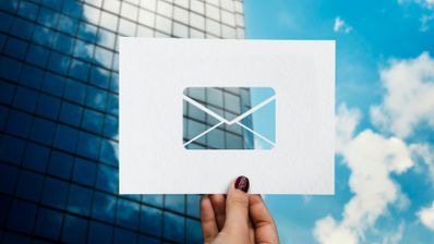 sobre de correo scon un fondo en forma de cielo y con un edificio. Foto: Freepik.