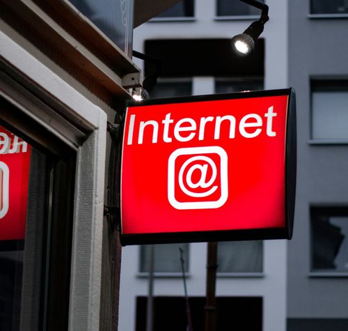 Cartel de la calle con el mensaje Internet.