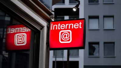 Cartel de la calle con el mensaje Internet.