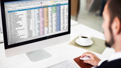 Interfaz de LibreOffice Calc 26.2 mostrando un análisis de datos con gráficos en un monitor de oficina, ilustrando las nuevas capacidades de la suite.