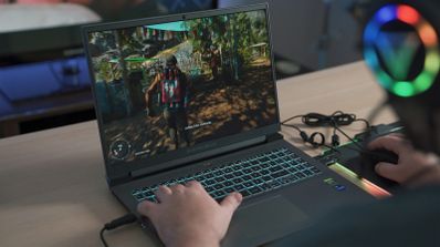 Portátil con un juego en pantalla ejecutándose.