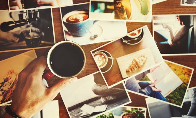Fotos encima de una mesa con una taza.