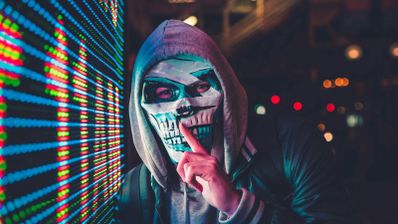 Hacker relacionado con seguridad junto a servidores.