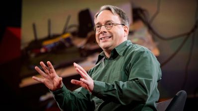 Linus Torvalds, creador del kernel Linux, gesticulando durante una charla.