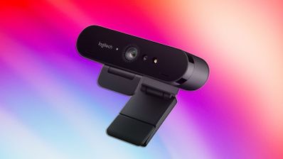 Logitech brio 4k con un fondo a color.