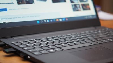 Portátil con la barra de tareas de Windows en pantalla.