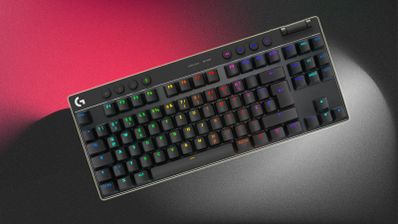 Teclado mecánico con un fondo de dos colores.