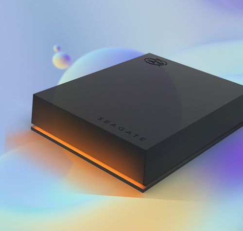 Disco duro externo Seagate de color negro con iluminación naranja en la base sobre un fondo abstracto en tonos azules y púrpuras.