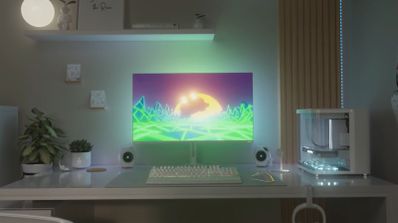 Monitor curvo gaming Philips en un escritorio.