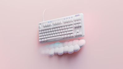 Teclado Logitech G G713 sobre un fondo de color rosa.