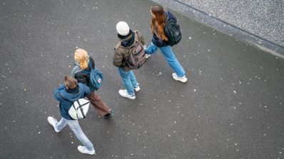 Adolescentes estudios en la calle.