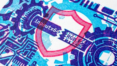 Ilustración de estilo técnico con engranajes, un escudo y el texto inpoutx64 roto sobre una referencia a controladores RGB.