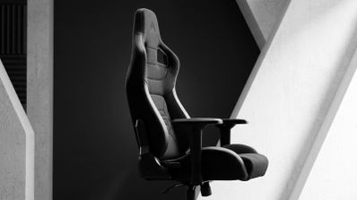 Silla gaming Corsair de color negro vista de perfil en un entorno minimalista.
