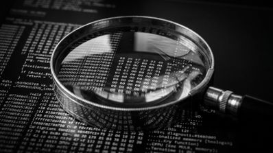 Una lupa analizando líneas de código informático y datos hexadecimales en blanco y negro.