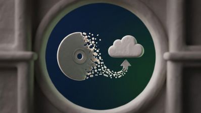 Representación conceptual de un disco compacto desintegrándose en partículas que fluyen hacia un icono de nube con una flecha ascendente.