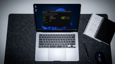 Ordenador portátil abierto mostrando una ventana de terminal con comandos sobre el escritorio de Windows 11.