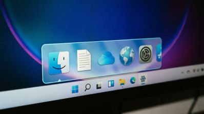 Primer plano de Aero Dock sobre la barra de tareas de Windows con iconos de estilo clásico en una caja translúcida.