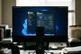 Monitor de escritorio mostrando el panel de configuración de pantalla de Windows en un espacio de trabajo.