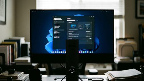 Monitor de escritorio mostrando el panel de configuración de pantalla de Windows en un espacio de trabajo.