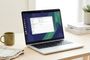 Portátil con Linux preinstalado mostrando el escritorio de una distribución nativa