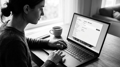 Persona utilizando un ordenador portátil que muestra el menú de configuración de cuentas de usuario en Windows 11.