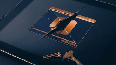 Pantalla de una tableta con el cristal roto sobre el logotipo de Microsoft Office y una llave partida en primer plano.
