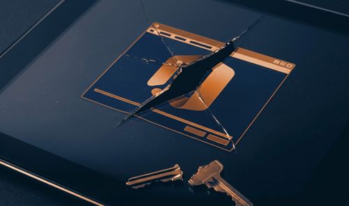 Pantalla de una tableta con el cristal roto sobre el logotipo de Microsoft Office y una llave partida en primer plano.