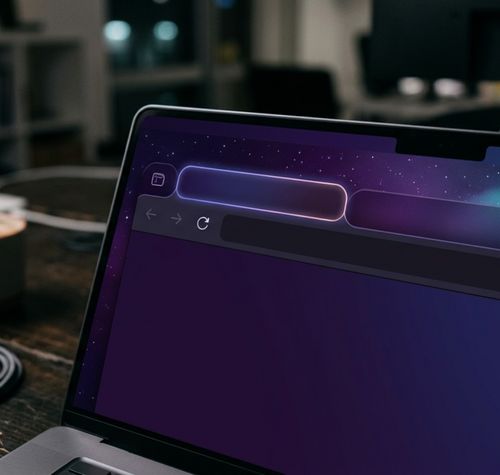 Primer plano de la pantalla de un ordenador portátil que muestra un navegador web con una interfaz de tonos oscuros y morados inspirado en un diseño espacial.
