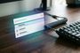 Interfaz minimalista de Flow Launcher mostrando un cuadro de búsqueda limpio
