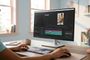 Persona editando un vídeo en Adobe Premiere Pro con una línea de tiempo y herramientas de transcripción visibles en el monitor.