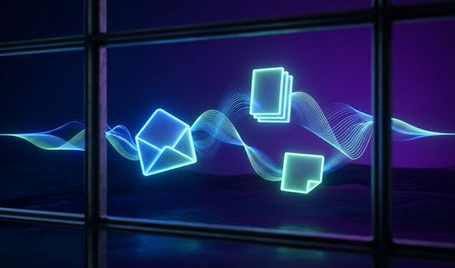 Iconos brillantes de un sobre, documentos y una nota sobre una onda de sonido en un entorno digital azul y violeta.