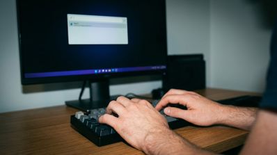 Barra de búsqueda de Flow Launcher abierta sobre el escritorio de Windows 11