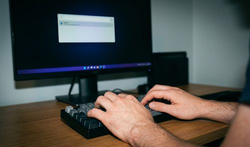 Barra de búsqueda de Flow Launcher abierta sobre el escritorio de Windows 11