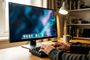 Escritorio con monitor que muestra la interfaz personalizada Silent Horizon en Linux Mint 22.3, incluyendo un dock translúcido y widgets laterales.