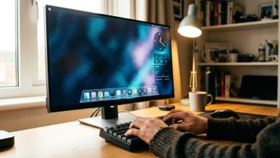 Escritorio con monitor que muestra la interfaz personalizada Silent Horizon en Linux Mint 22.3, incluyendo un dock translúcido y widgets laterales.