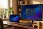 Escritorio con un monitor principal y un portátil mostrando la interfaz de KDE Plasma en un entorno doméstico iluminado por la luz del sol.