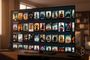 Televisor en un salón que muestra una interfaz de catálogo de películas y series organizada en filas temáticas como tendencia, novedades y aclamadas por la crítica.