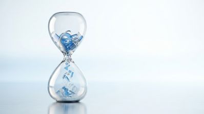 Reloj de arena con el logotipo de Internet Explorer desintegrándose al caer en la parte inferior sobre un fondo claro.