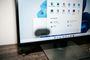 Menú Inicio de Windows 11 en un monitor con el área de usuario desenfocada para mostrar privacidad.