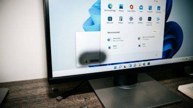 Menú Inicio de Windows 11 en un monitor con el área de usuario desenfocada para mostrar privacidad.