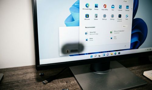 Menú Inicio de Windows 11 en un monitor con el área de usuario desenfocada para mostrar privacidad.