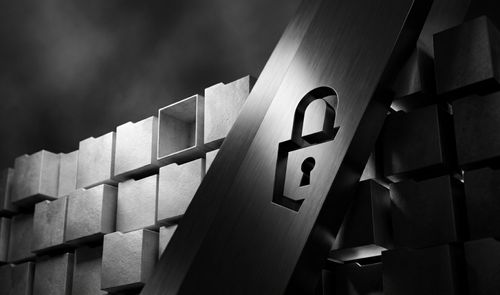 Representación conceptual de un candado metálico bloqueando el acceso a una estructura de cubos organizados en blanco y negro.