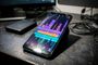 Interfaz de Adobe Premiere para Android en la pantalla de un smartphone mostrando una línea de tiempo con varias pistas de vídeo y audio en colores.