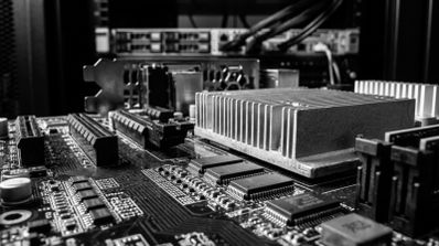 Terminal de Linux mostrando la lectura de memoria VRAM a través de la interfaz sysfs propuesta