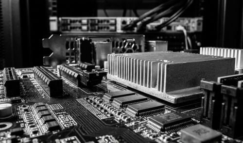 Terminal de Linux mostrando la lectura de memoria VRAM a través de la interfaz sysfs propuesta