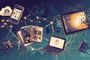 Composición artística con dispositivos electrónicos y cajas de software que representan proyectos antiguos de Linux sobre un fondo digital.